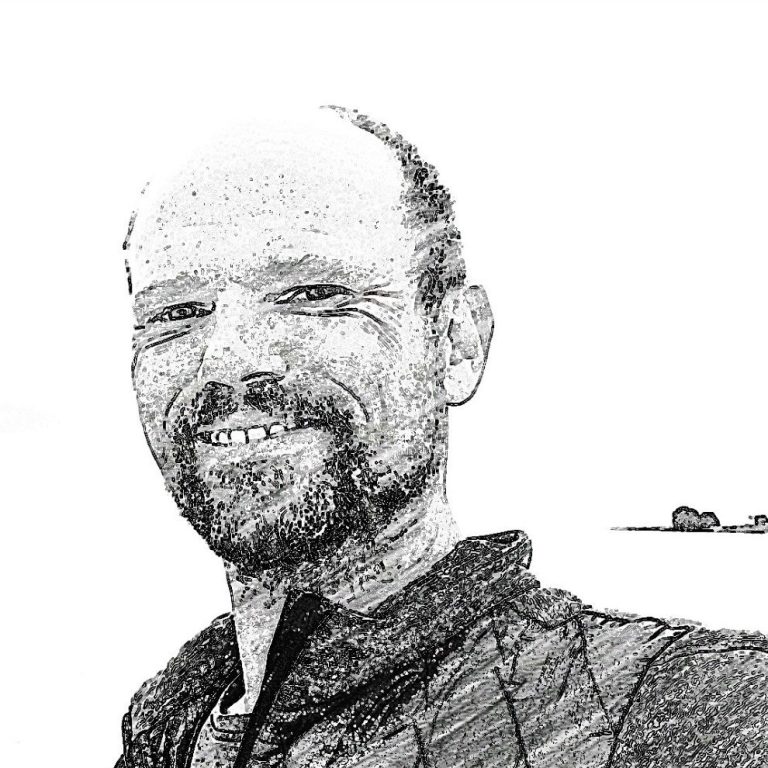 Immer schön freundlich. Bleistiftzeichnung von Chris, der in die Kamera lächelt. Graue, monochrome Darstellung.